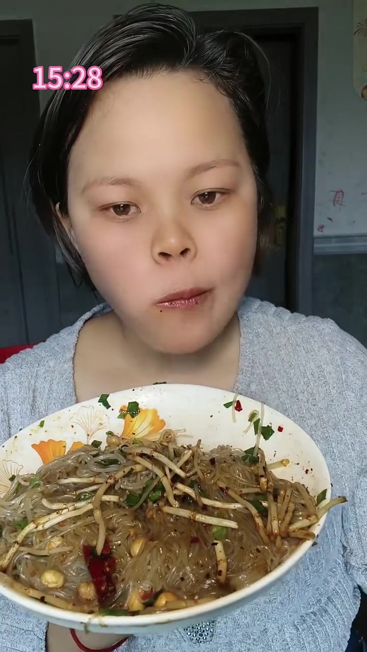 今天吃折耳根配酸辣粉～#折耳根 #小张飞 #真实生活分享计划 #干饭人