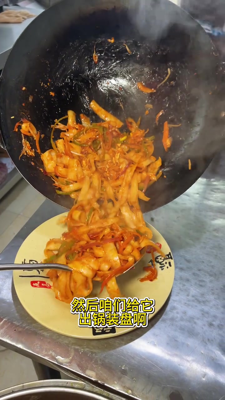 用2分钟跟着我学做饭店里好吃的鸡蛋炒刀削面，我是拉面时哥，在河南漯河做拉面，已经做了16年