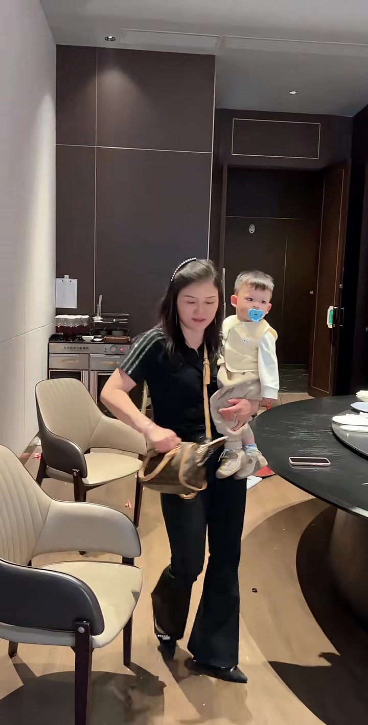 大孙子过1周岁也爷爷奶奶办的周岁宴，小孙子过周岁也给他订个大饭店庆祝生日