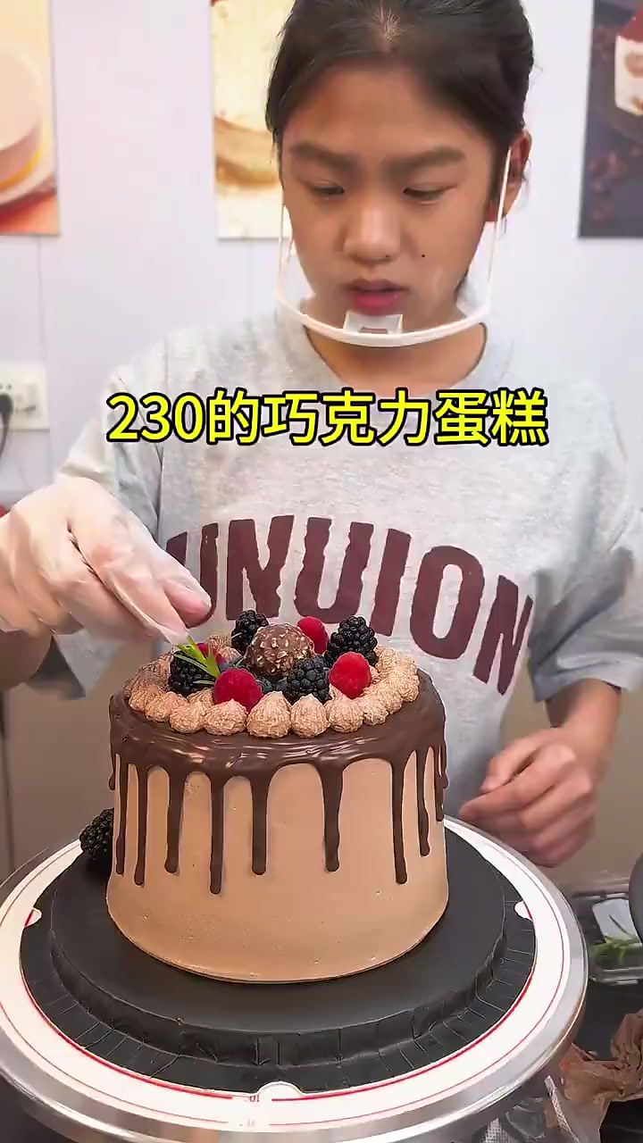 边上学边兼职做蛋糕面包 今天是两个巧克力蛋糕