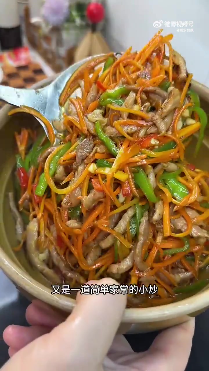 也不一定非要大鱼大肉，像我这样子用胡萝卜随便搭配一点肉丝炒出来的家常菜也很有魔力，孩子们就