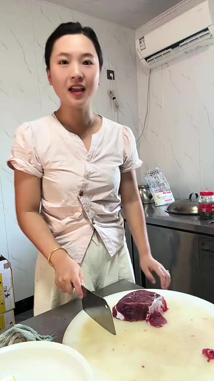 好久没吃凉拌牛肉,今天拌一个,麻辣下饭,做饭快乐看大家吃得香