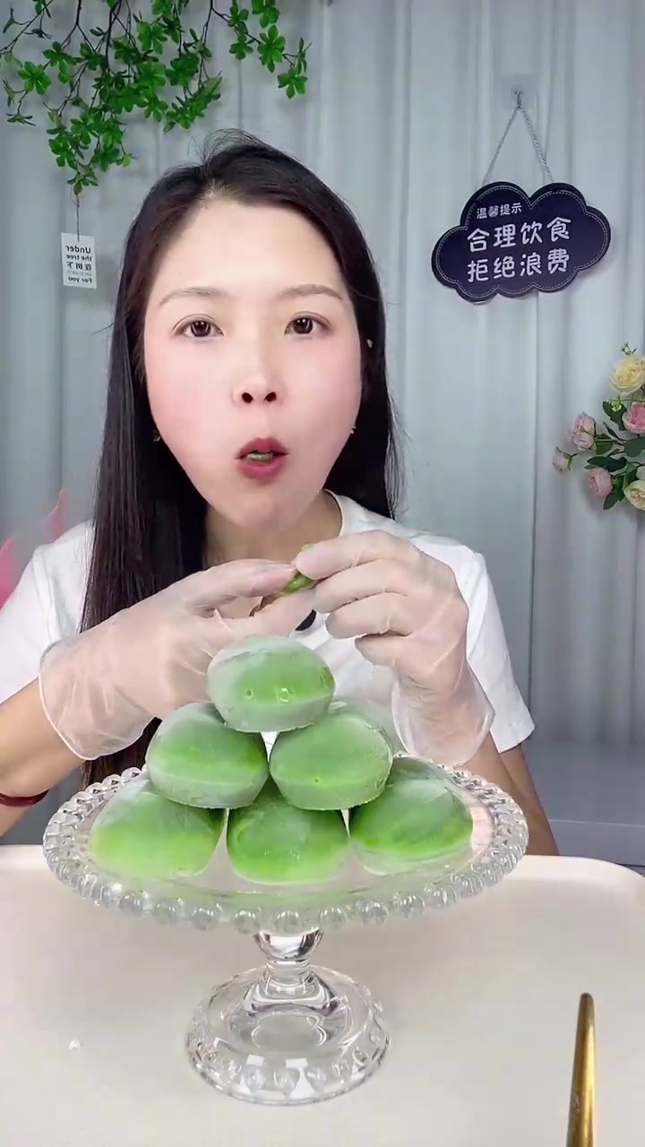 绿豆糕夹心青汁做法：冻空心后调青汁再冻即可
