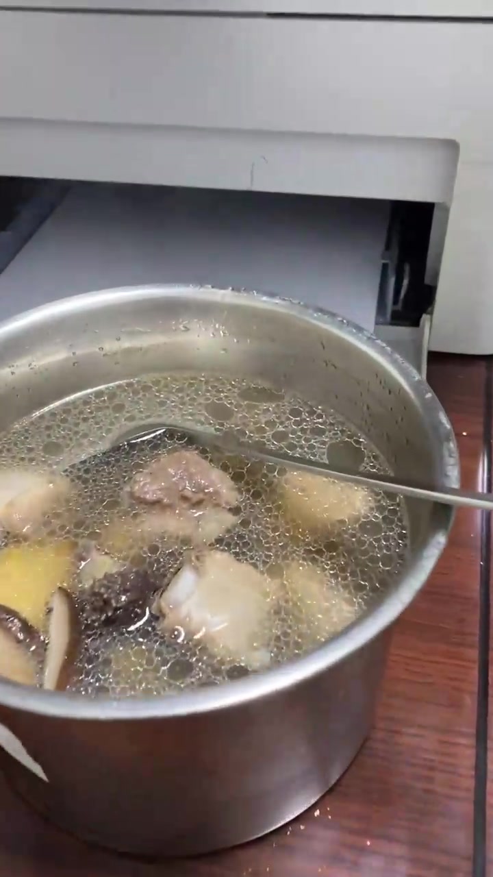 今天五件套:鲍鱼排骨、海参墨鱼、香菇,炖出来味道太棒了!