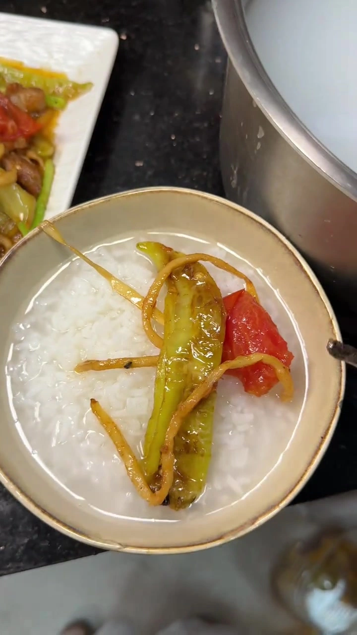 超下粥的酸笋番茄炒辣椒广西