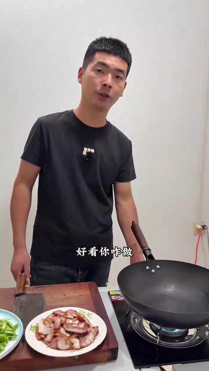 媳妇爱吃炒猪头肉,今天做辣子蒜苗炒,香迷糊了!