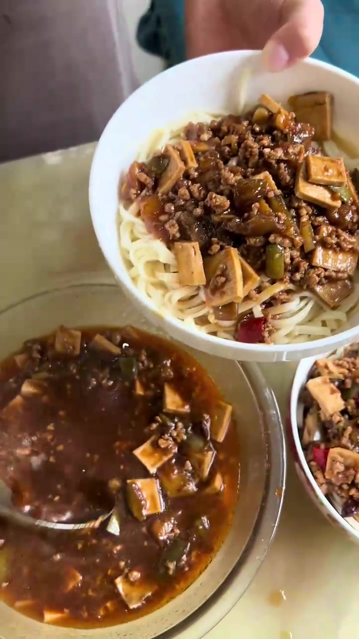 河南老家主食多是面条,今天做肉沫茄子卤捞面尝尝?