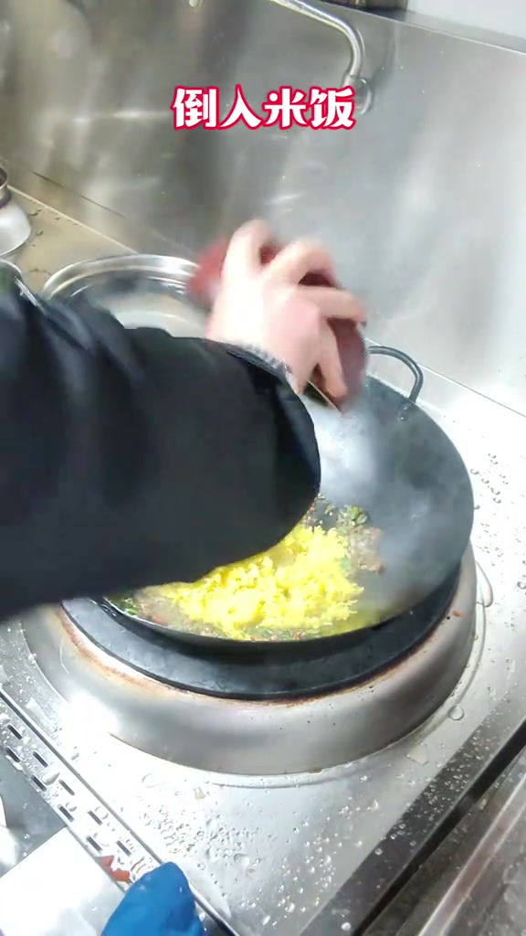 橄榄菜炒饭，不放鸡蛋也不粘锅，味道还不错！