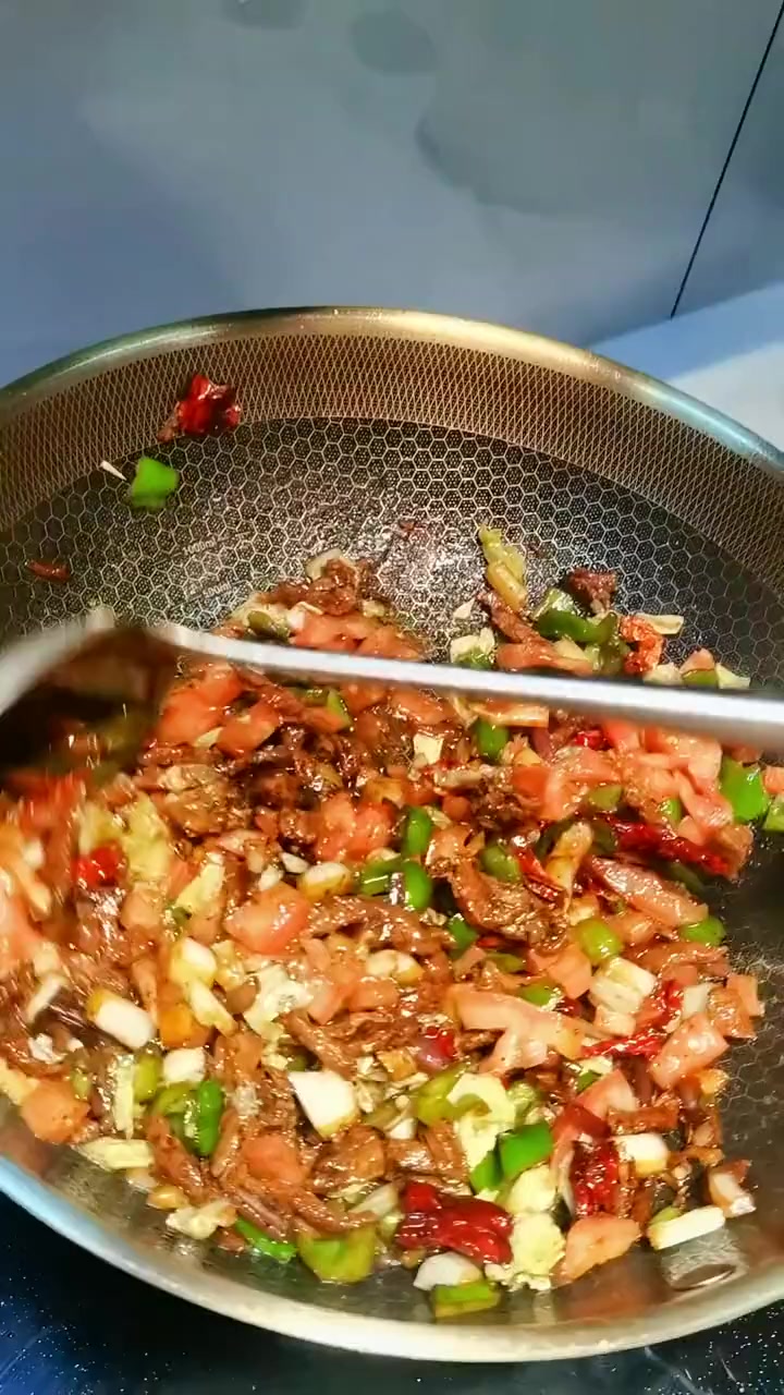 大鱼大肉吃了几天，今晚做家常丁丁炒面！攒劲！