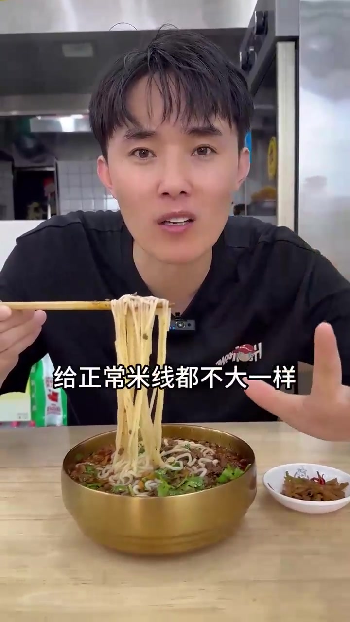 沃尔玛对过这家米线确实好吃,酱香米线满满的肉酱!
