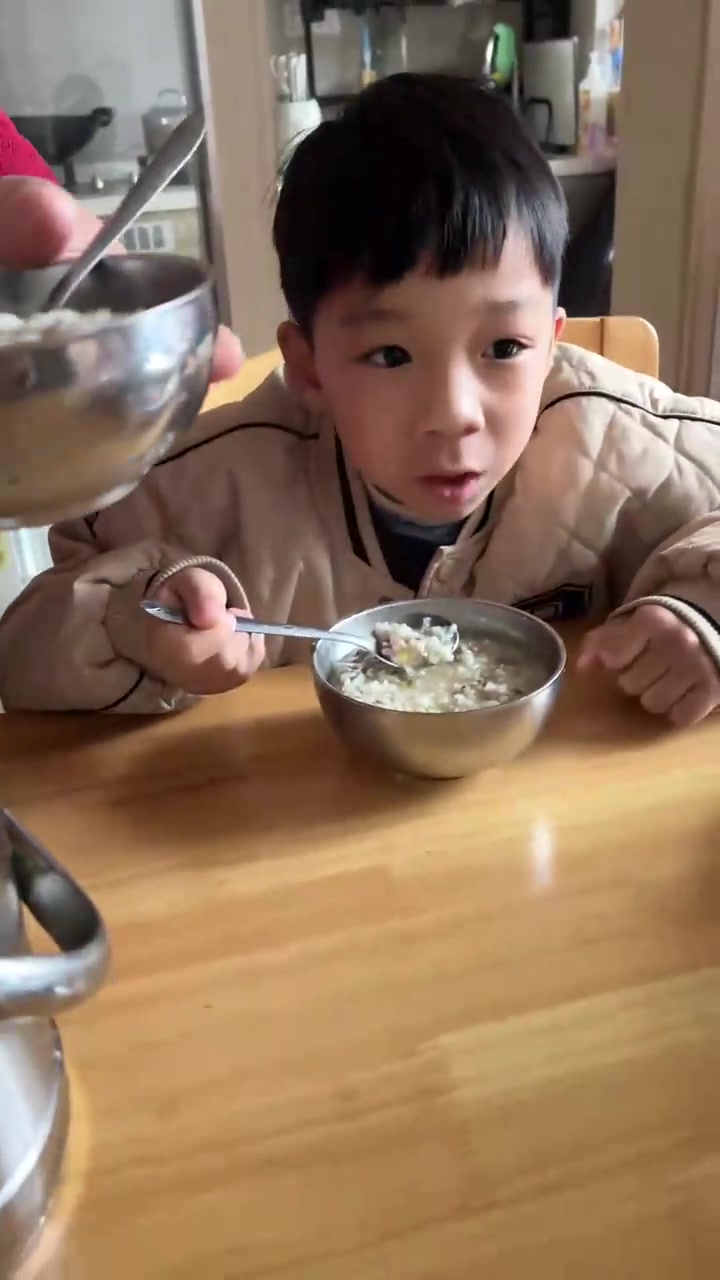跟婆婆住得近的好处，连早餐都能打包过来，孩子们有口福了