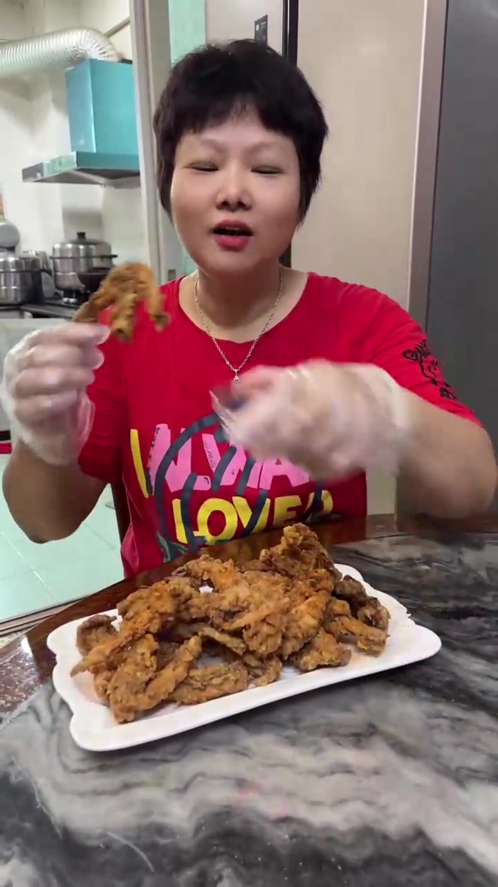又可以出摊啦！这盘香酥鸡锁骨真的香迷糊了