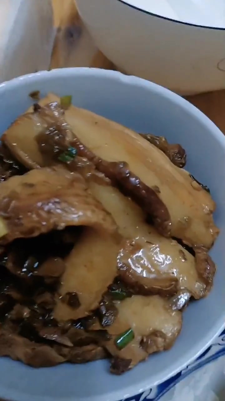 刚出炉的菠萝面包加真正大乌苏和扣肉,你敢尝试吗?