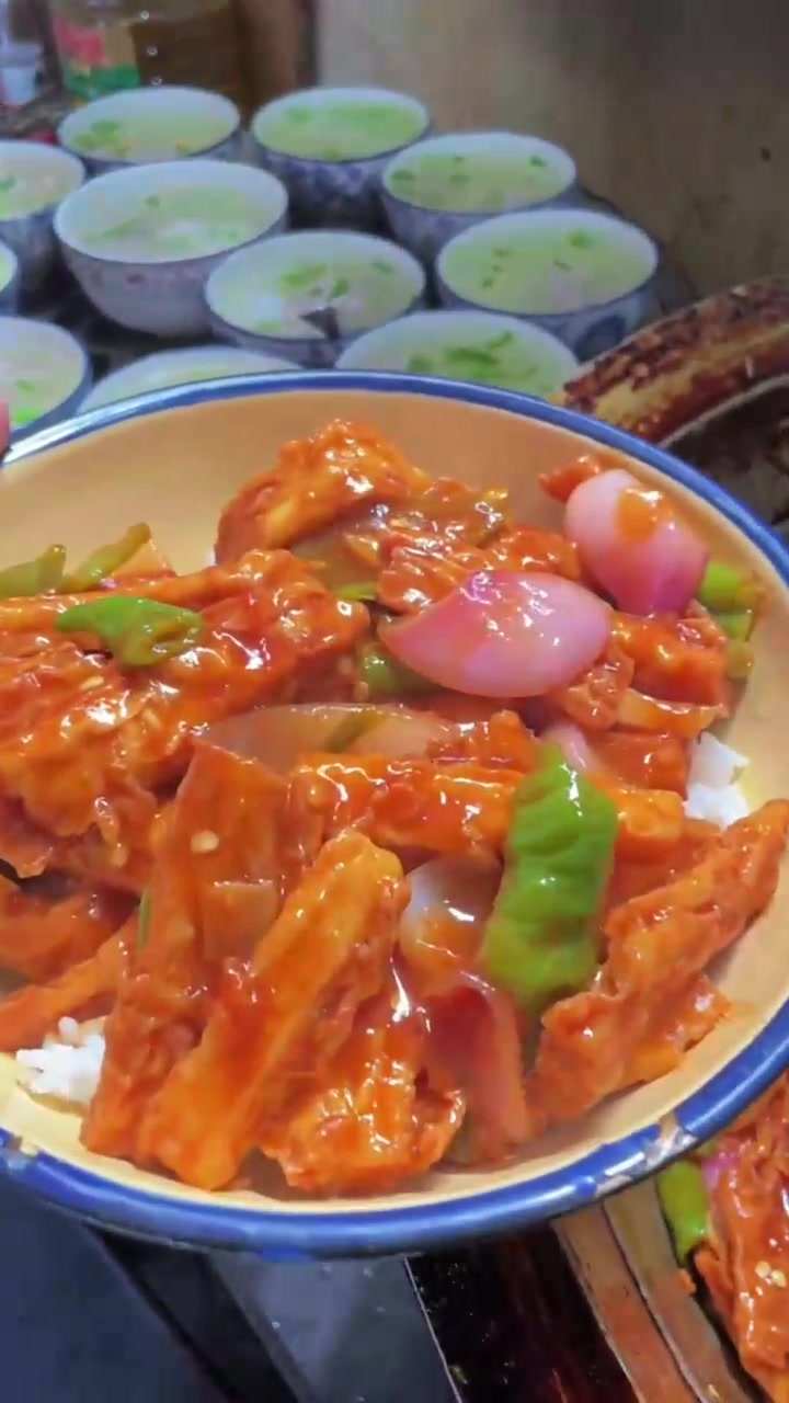 员工餐:烧腐竹、肉沫蒸荷包蛋,漂亮!