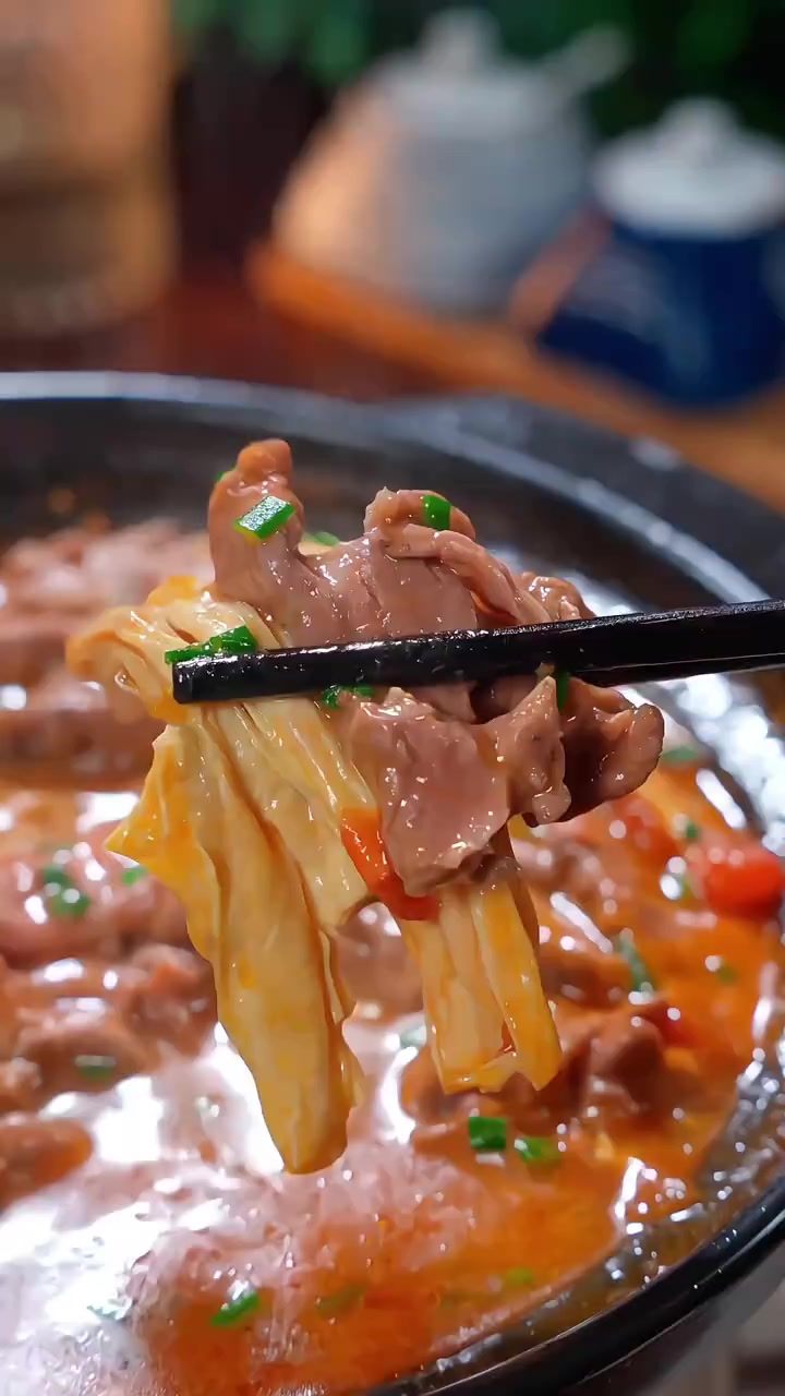 这道番茄腐竹牛肉煲我们全家都超爱吃,做法也很简单,鲜嫩入味好吃又营养,超级下饭