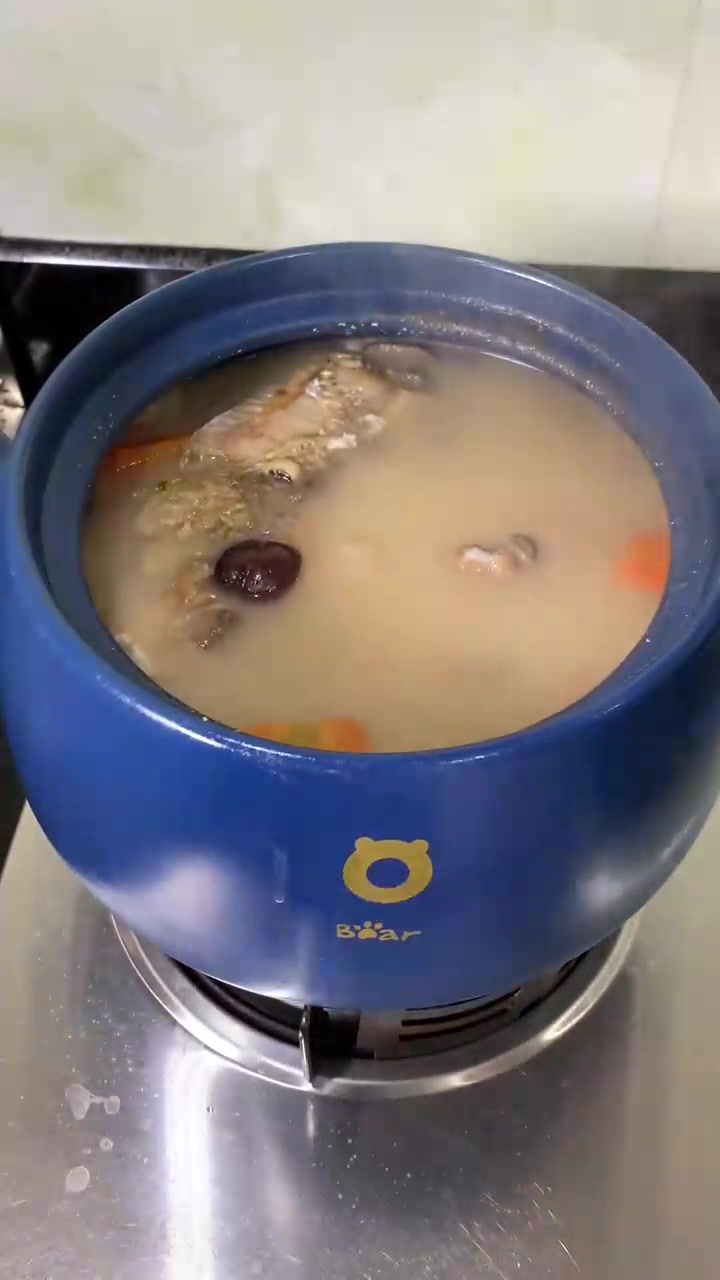 粉葛眉豆鲮鱼汤:经典广东靓汤,清热祛湿,鲜甜味美