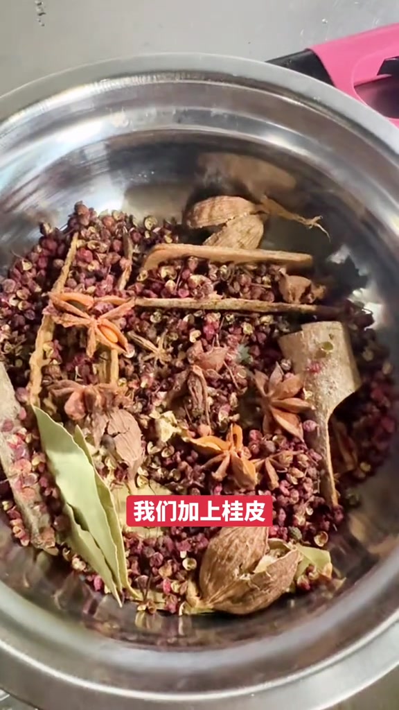 大盘鸡真材实料超好吃,来新疆必吃!