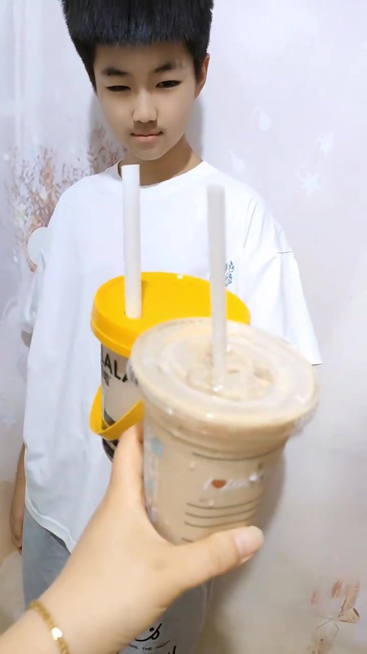 很喜欢瑞幸的一句话：咖啡代替奶茶时，青春渐远