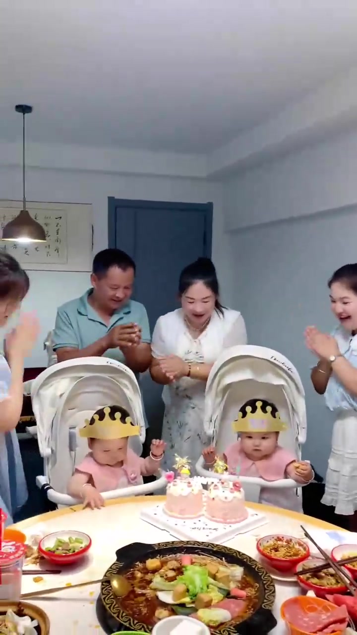 小姨陪宝宝过一岁生日,订了漂亮双胞胎蛋糕,我们用普通方式隆重
