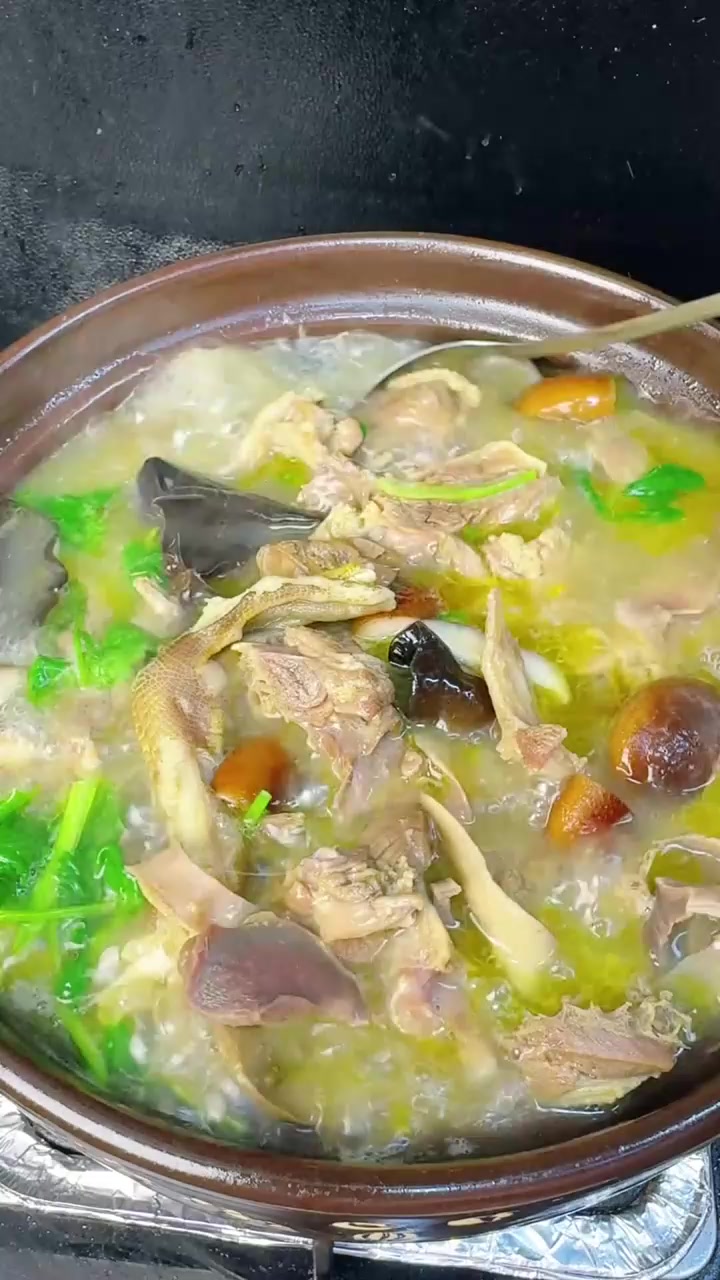 苏北人都爱喝的清炖老鸭汤，做法简单，味道鲜美，好喝不腻
