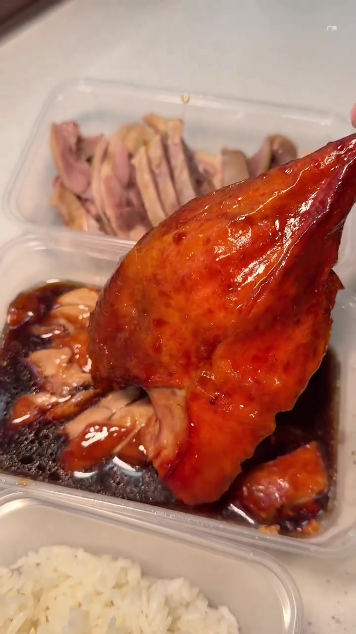 藏在南京珠江路竺桥里的烤鸭店,是很多老饕的爱