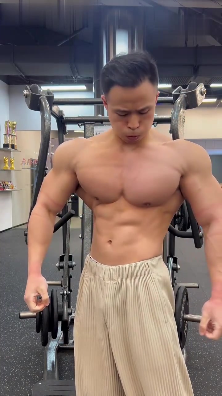 寸头痞帅浓眉大胸腹肌精壮肌肉男健身,胸肌训练切片,库克吕