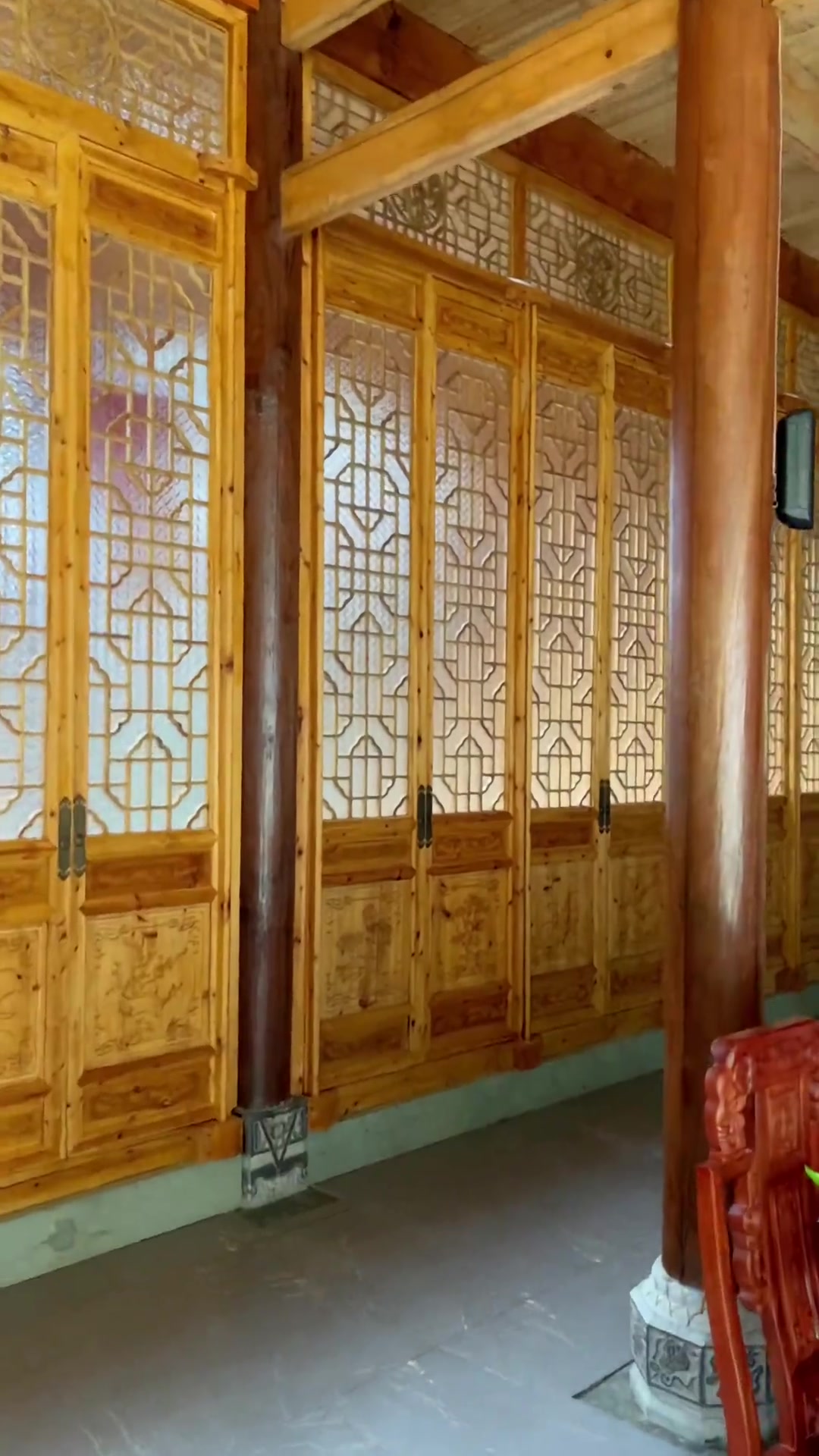 徽派古建筑木门与海棠老玻璃很配,尽显朦胧美