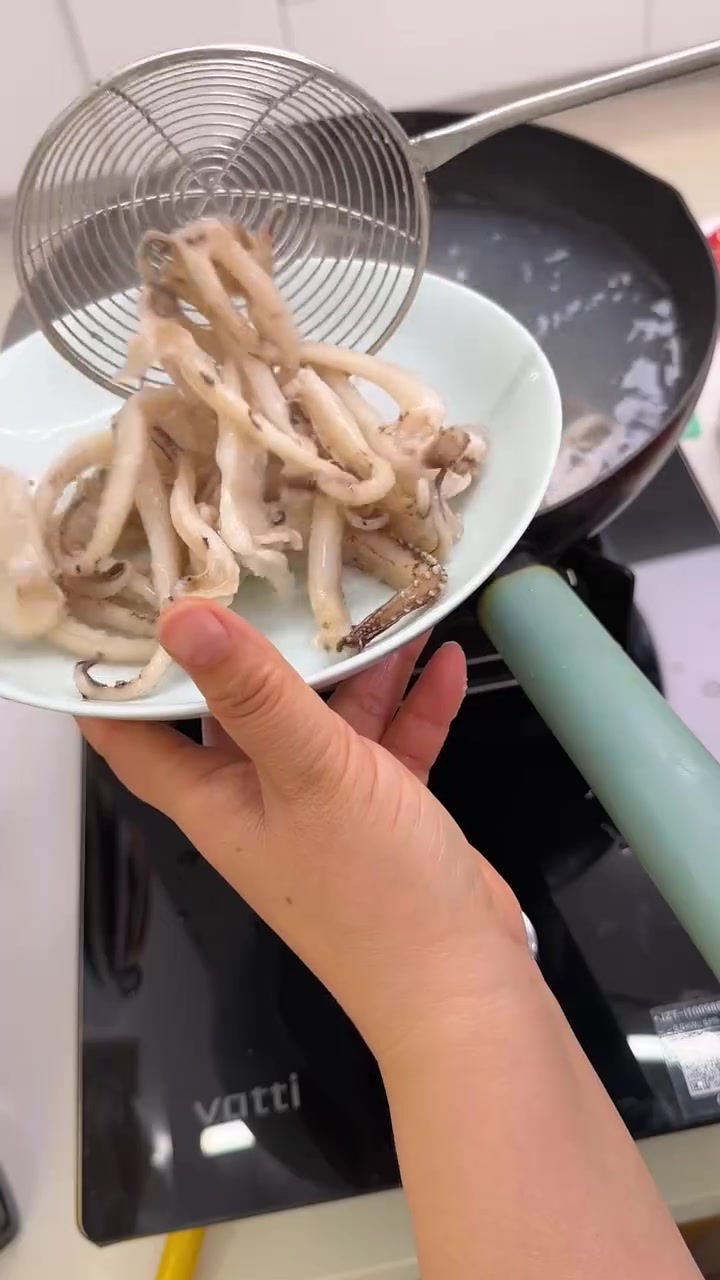 老五回老家把爸妈接来了,大姐一家和二姐一家也都来了!大伙忙活做了一大桌子菜#团聚时刻 #美