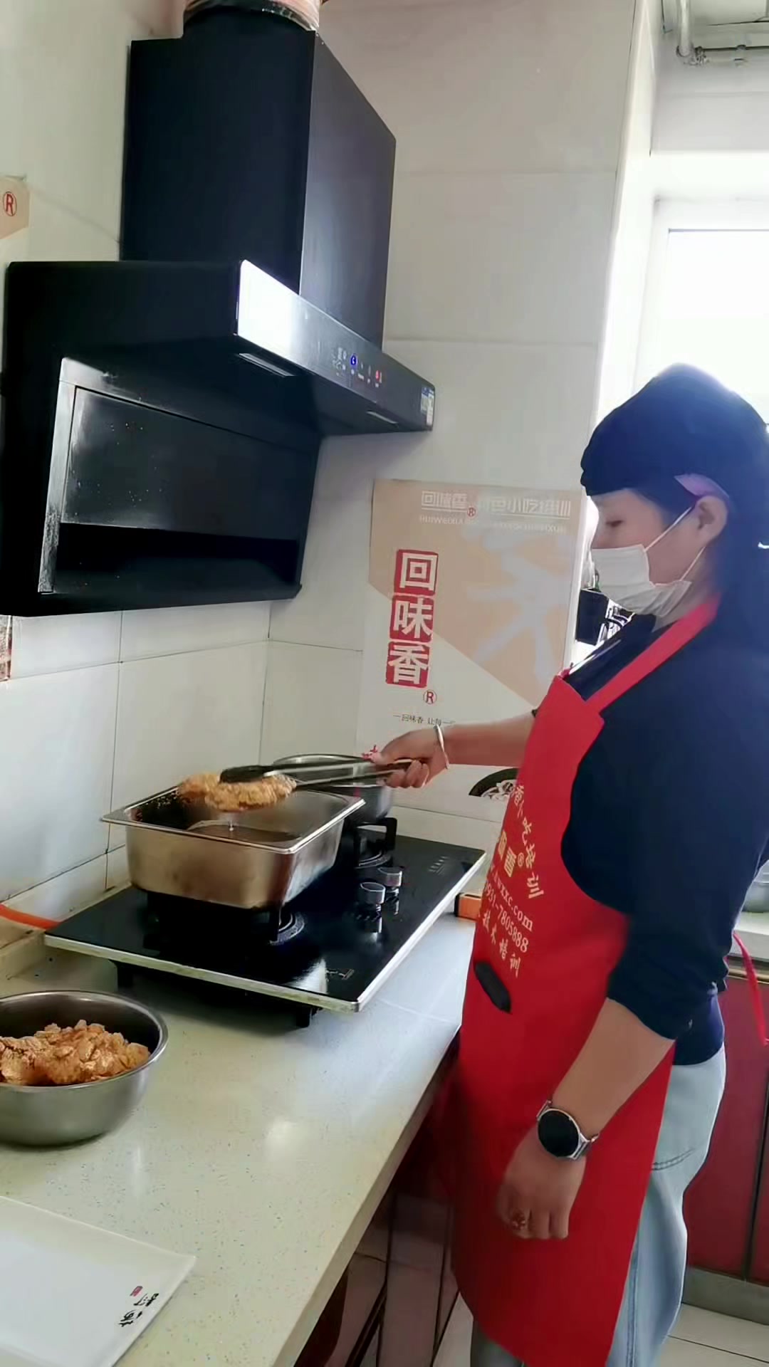 45岁回族姐姐为培养孩子独立,带孩子在兰州回味香学习脆皮鸡米饭