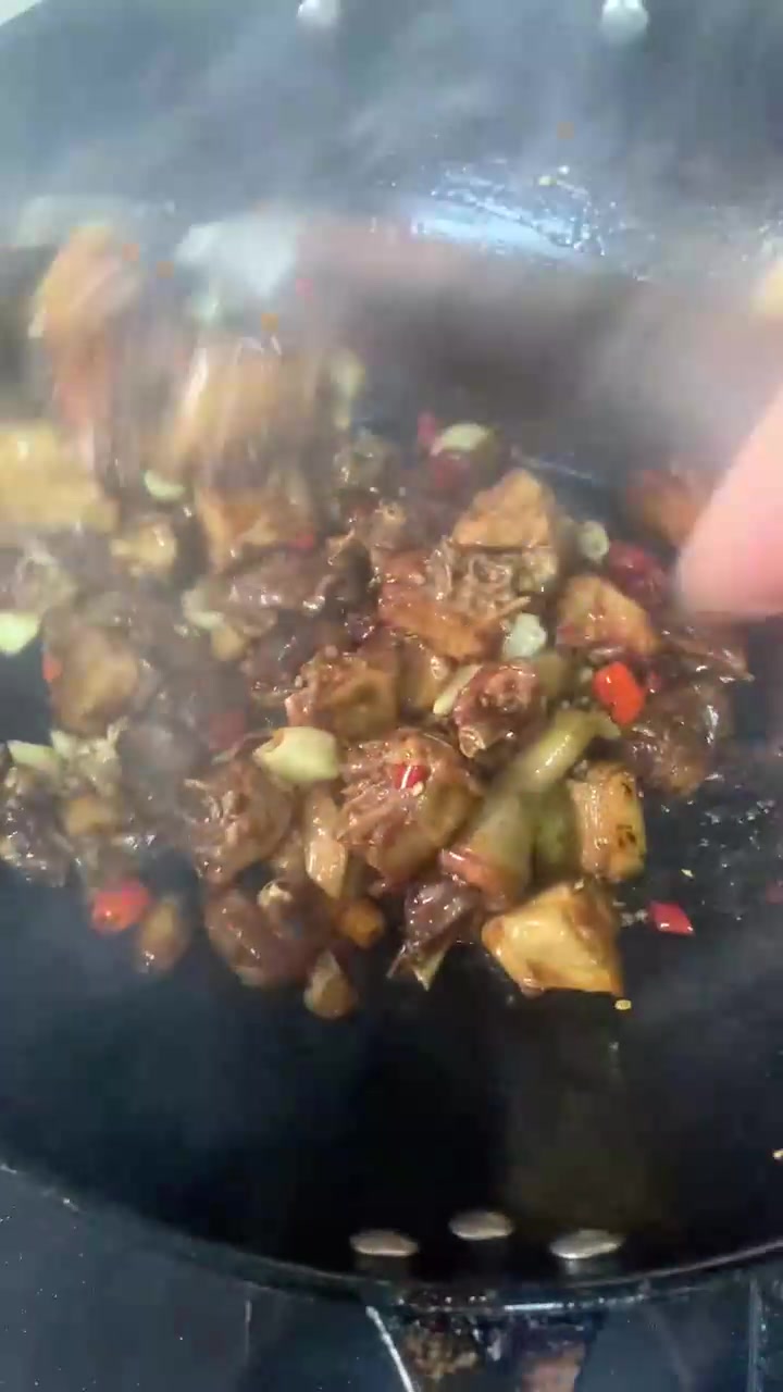 第一次用莴笋烧腊鸡,意想不到的惊喜,好吃到停不下来