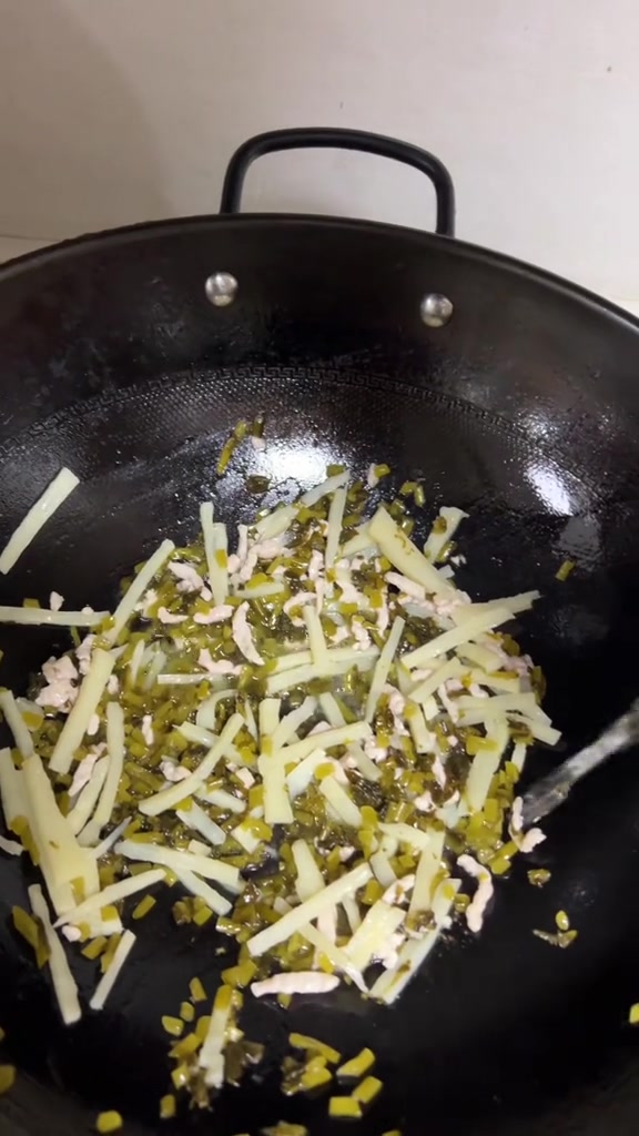 咸菜笋丝年糕汤，方便好吃，宁波口味，不妨试试