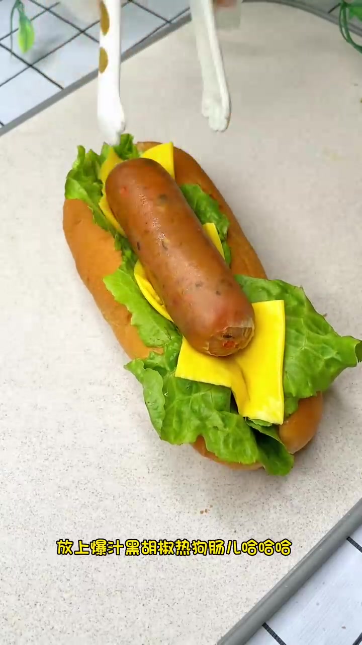 今天下午茶吃什么？美式热狗配生椰拿铁绝绝子