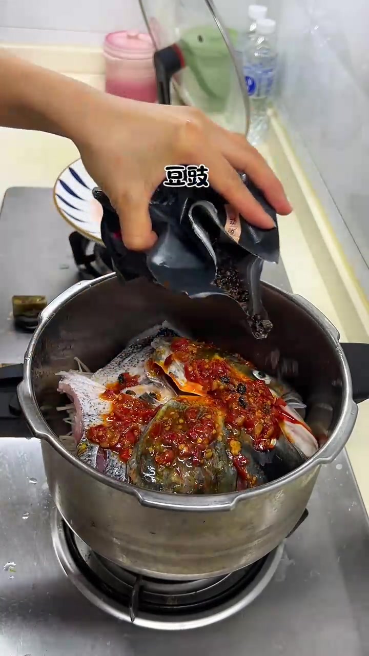 4分钟就能出锅的剁椒鱼头，有个高压锅太好了，省事还节能