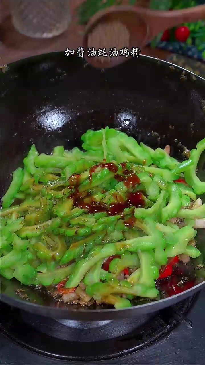 不知道吃什么下饭菜？试试酸菜小笋炒苦瓜，酸辣脆爽太下饭！