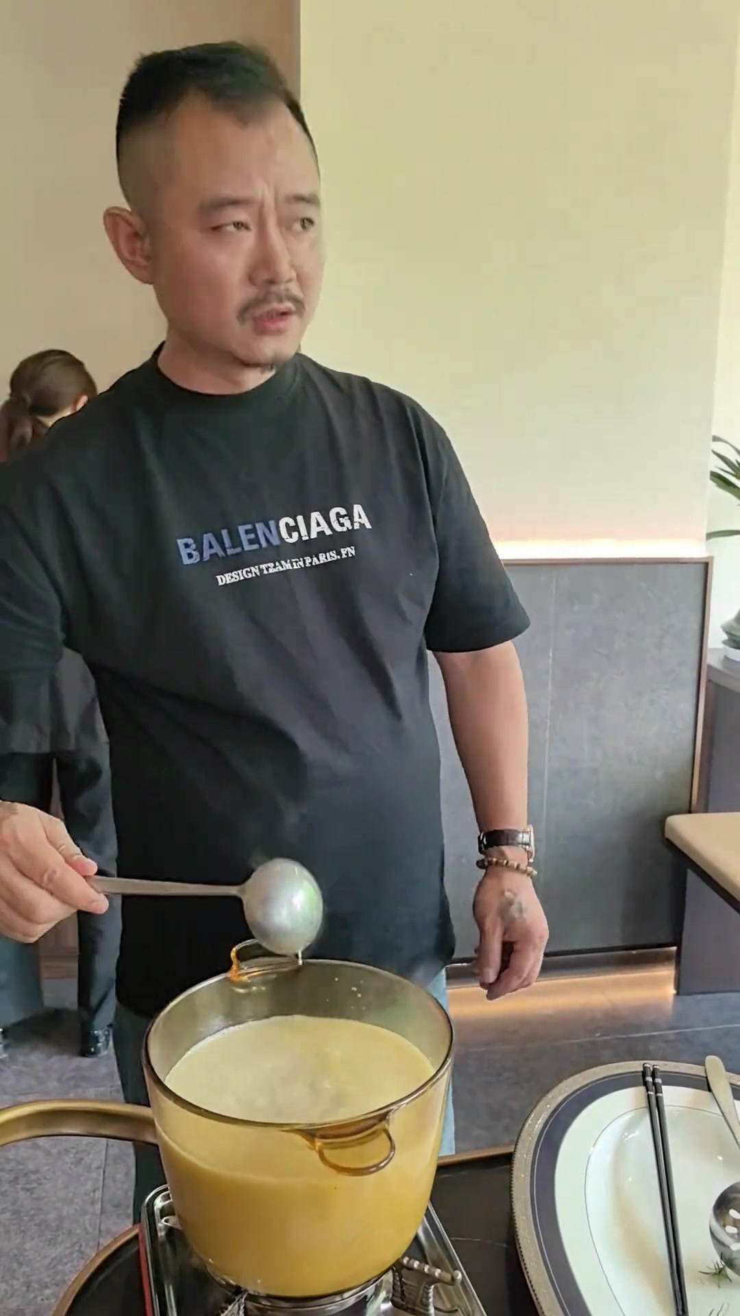 大师亲自堂做米鱼,肉质细嫩无刺,汤鲜味美!