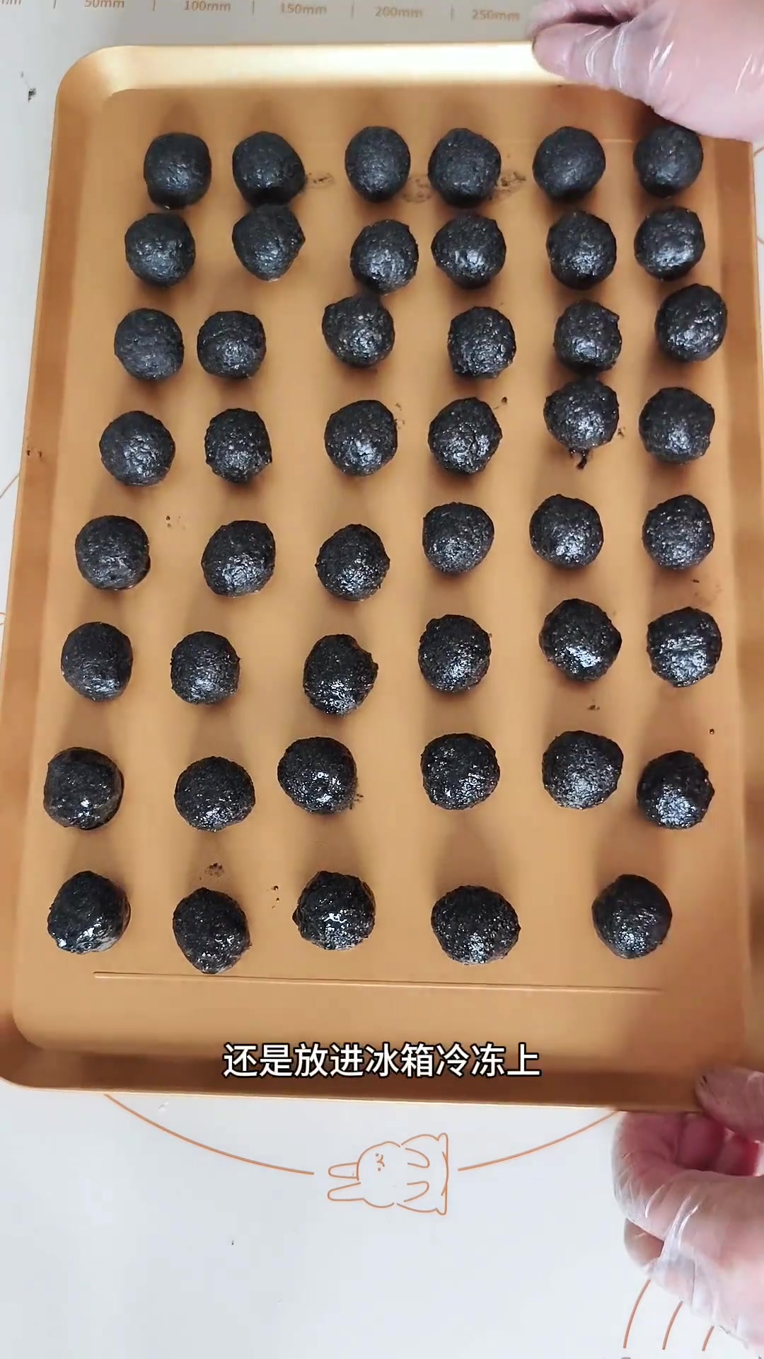 在家做流心黑芝麻汤圆，软糯香甜不腻，皮薄馅足简单好吃！