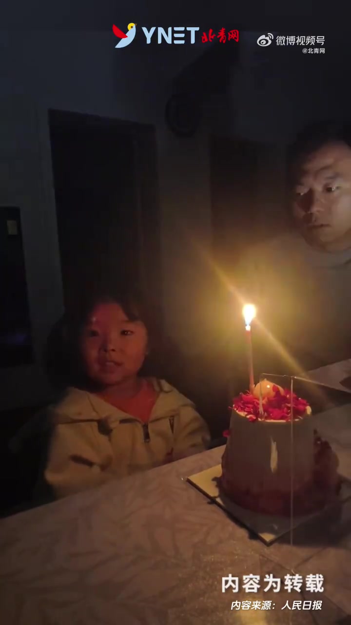 孩子四岁生日时在蛋糕前 许下一个立刻能实现的愿望