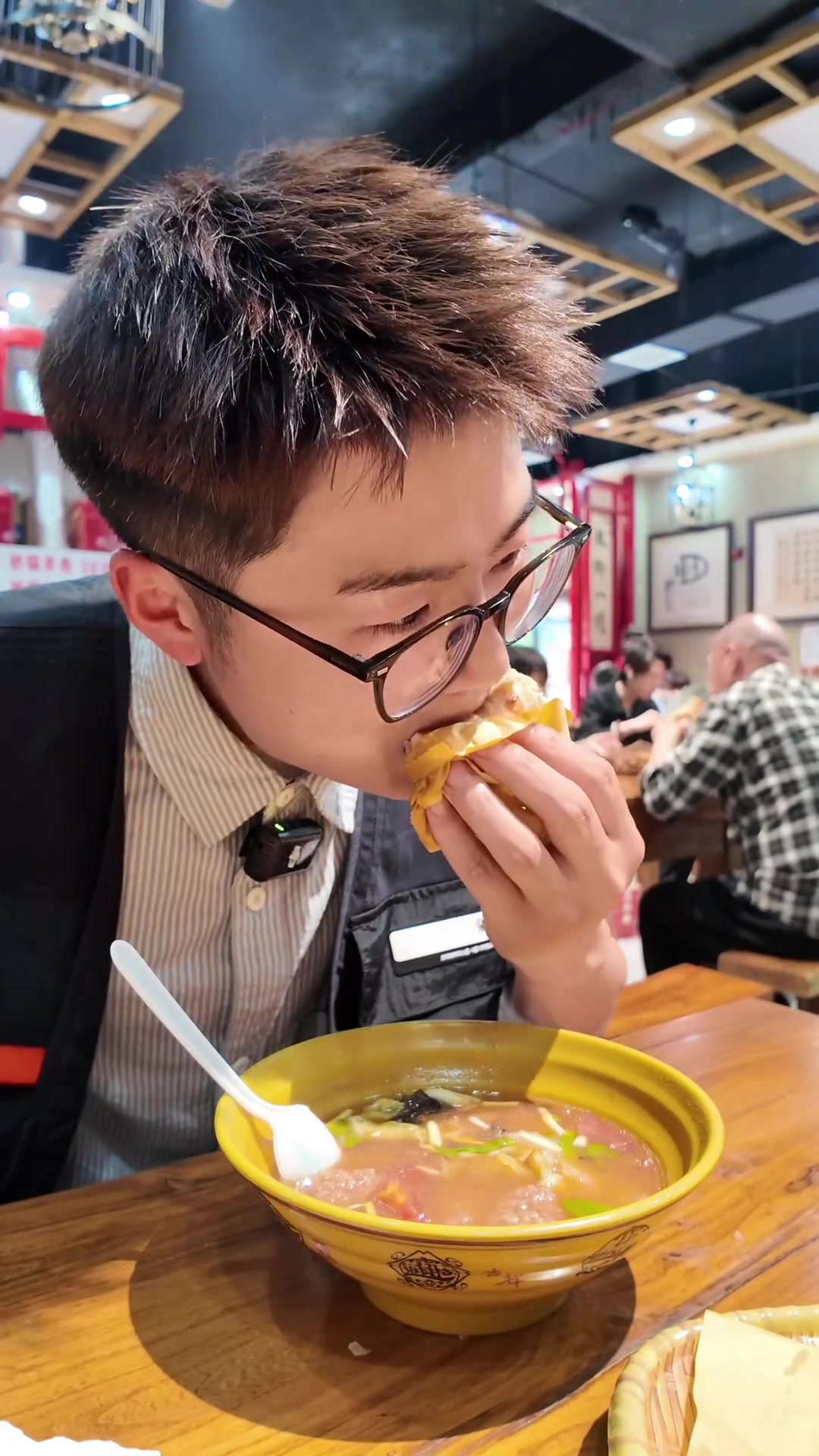 来到河南濮阳才发现,胡辣汤有白色