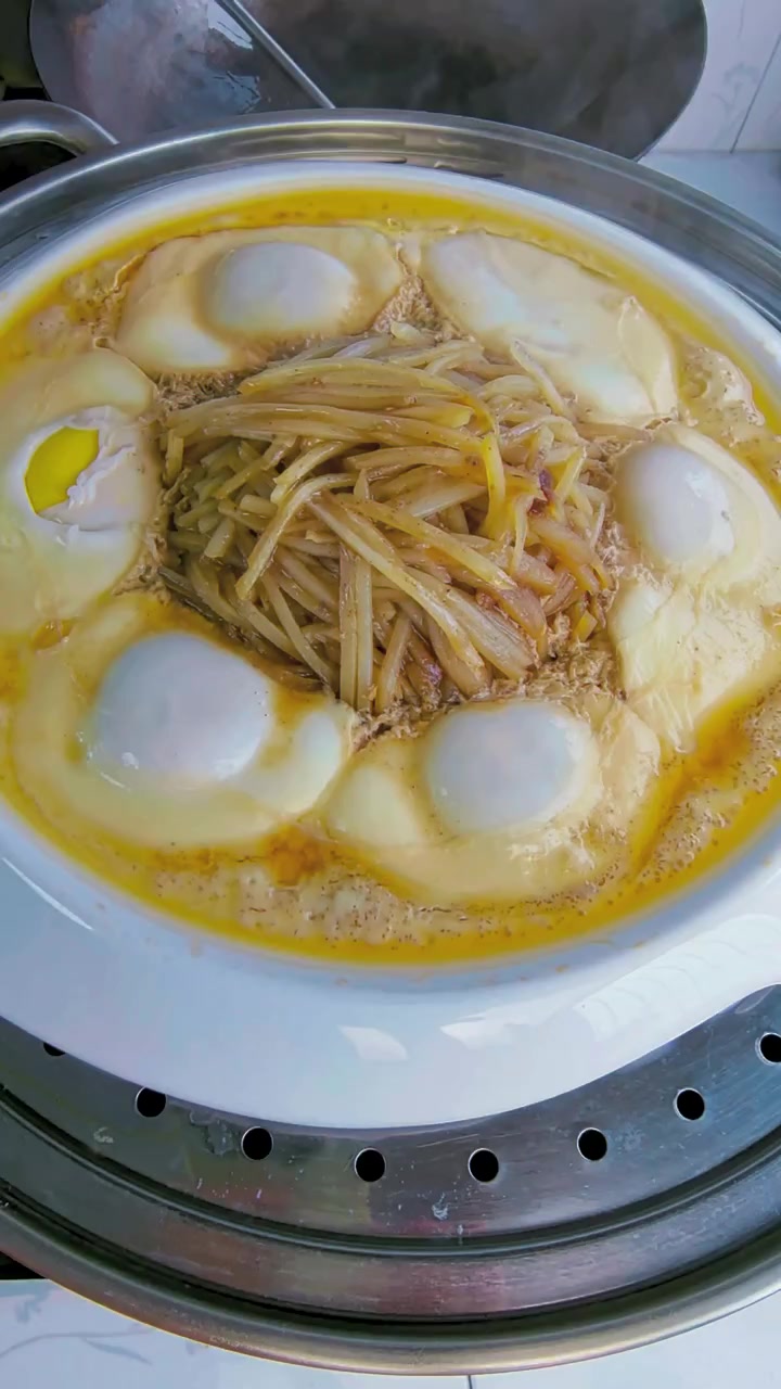 土豆丝蒸鸡蛋这样做好吃又下饭！#内容启发分享计划 #老铁解馋大会 #美食教程 #老铁教你做