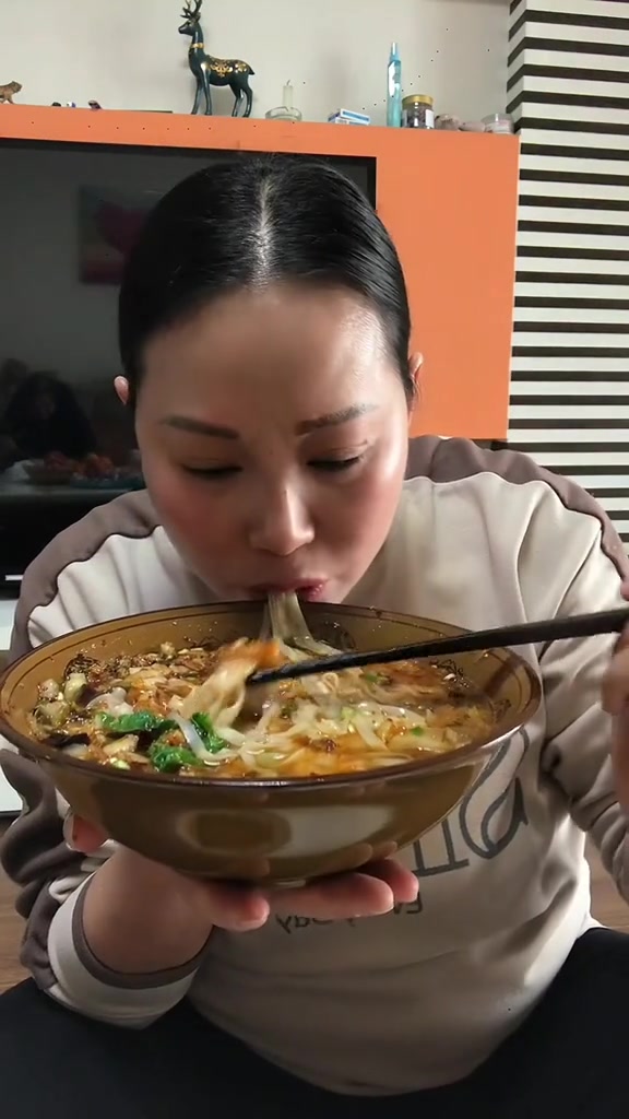 朋友新年快乐!吃点酸菜面条开播了