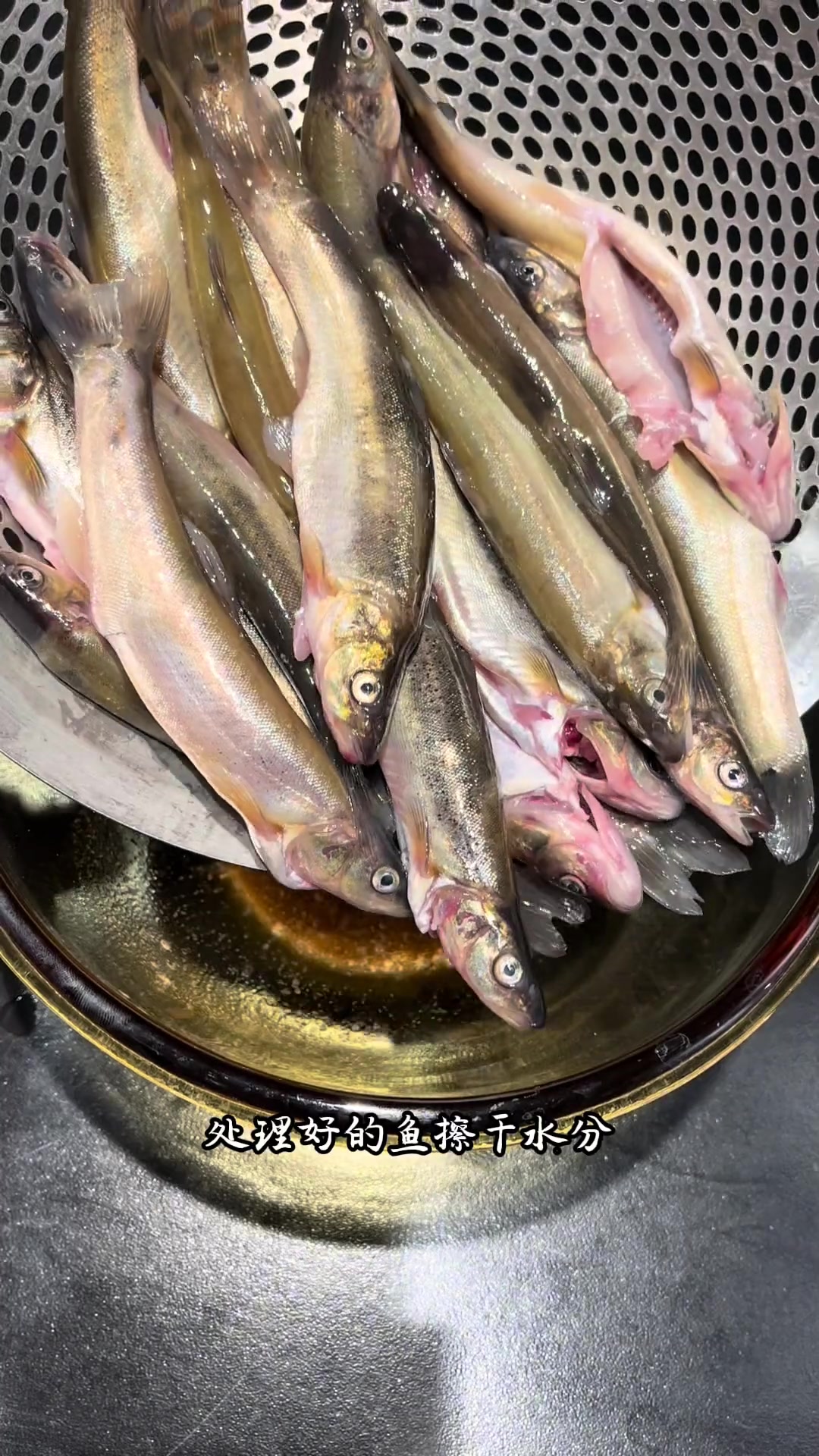 下酒菜零食柳根鱼这样炸太好吃了，外酥里嫩