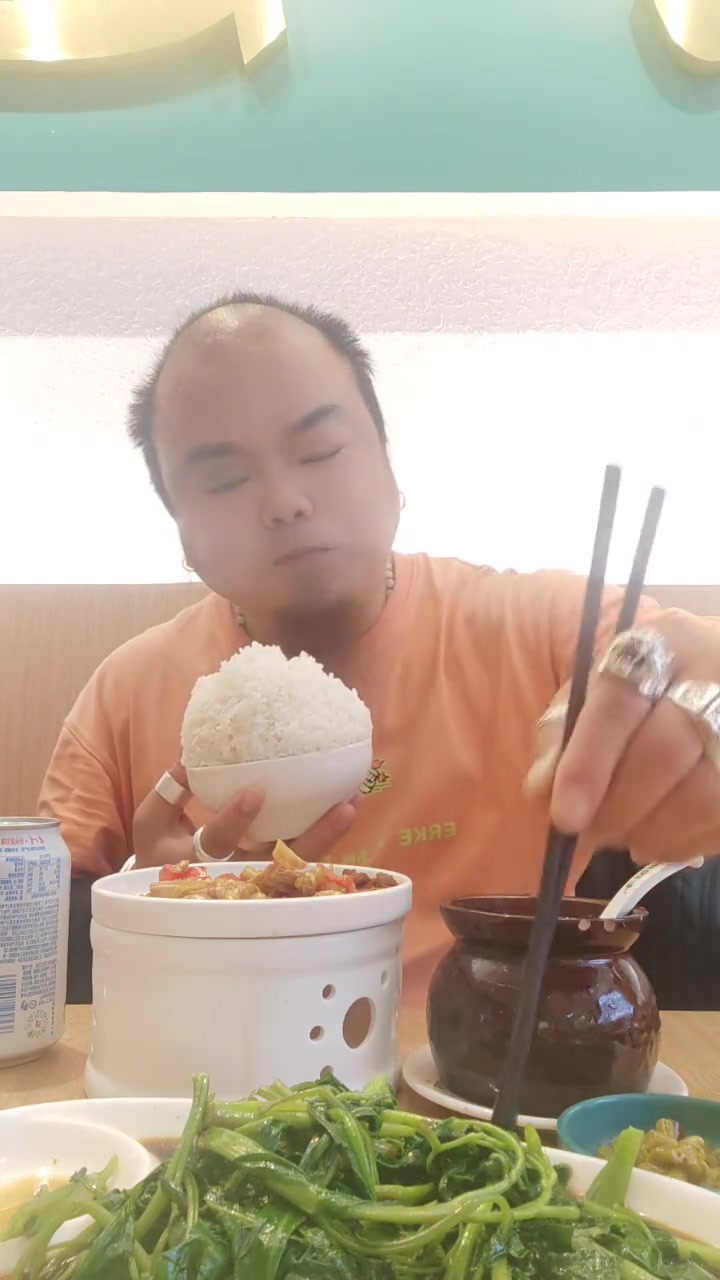 大家好,你们吃饭了,今天晚上吃红烧肉套餐,加了一个青菜