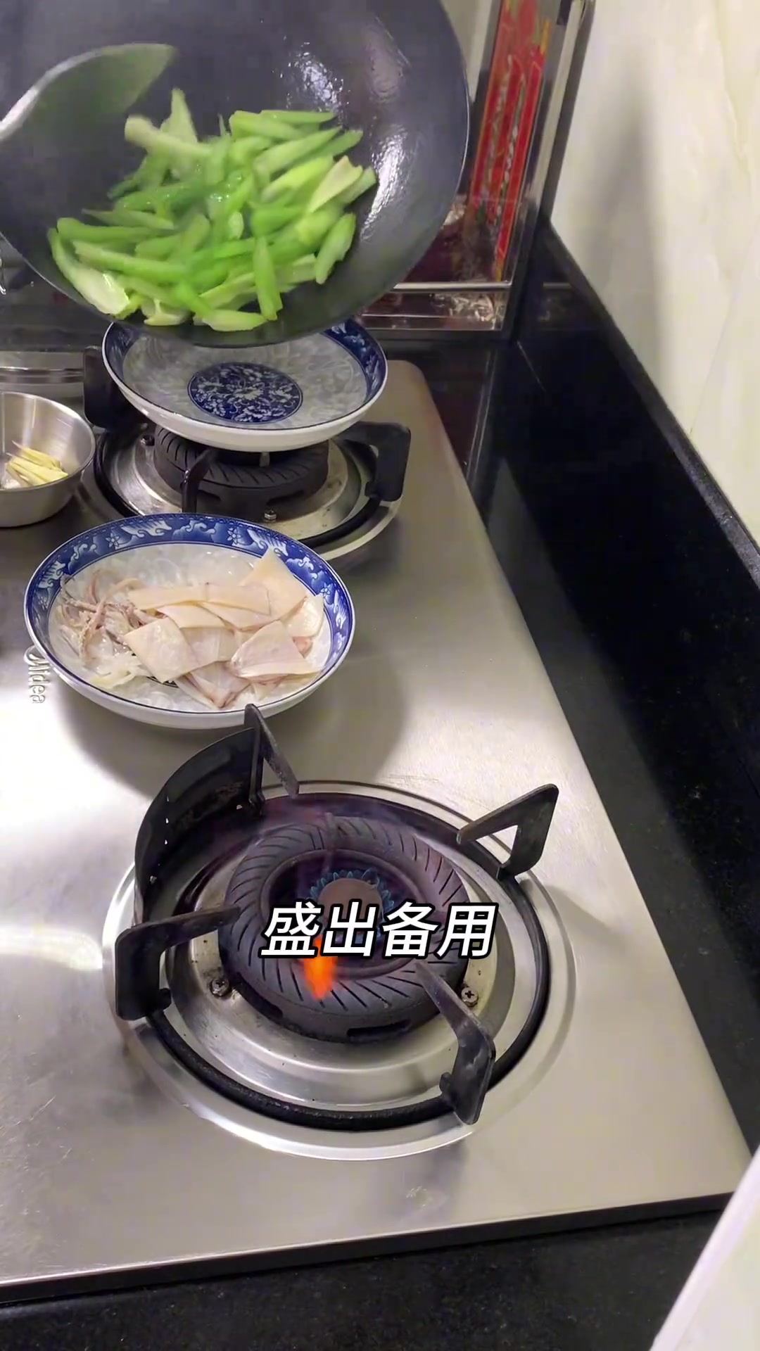 西芹炒鱿鱼,清爽解腻
