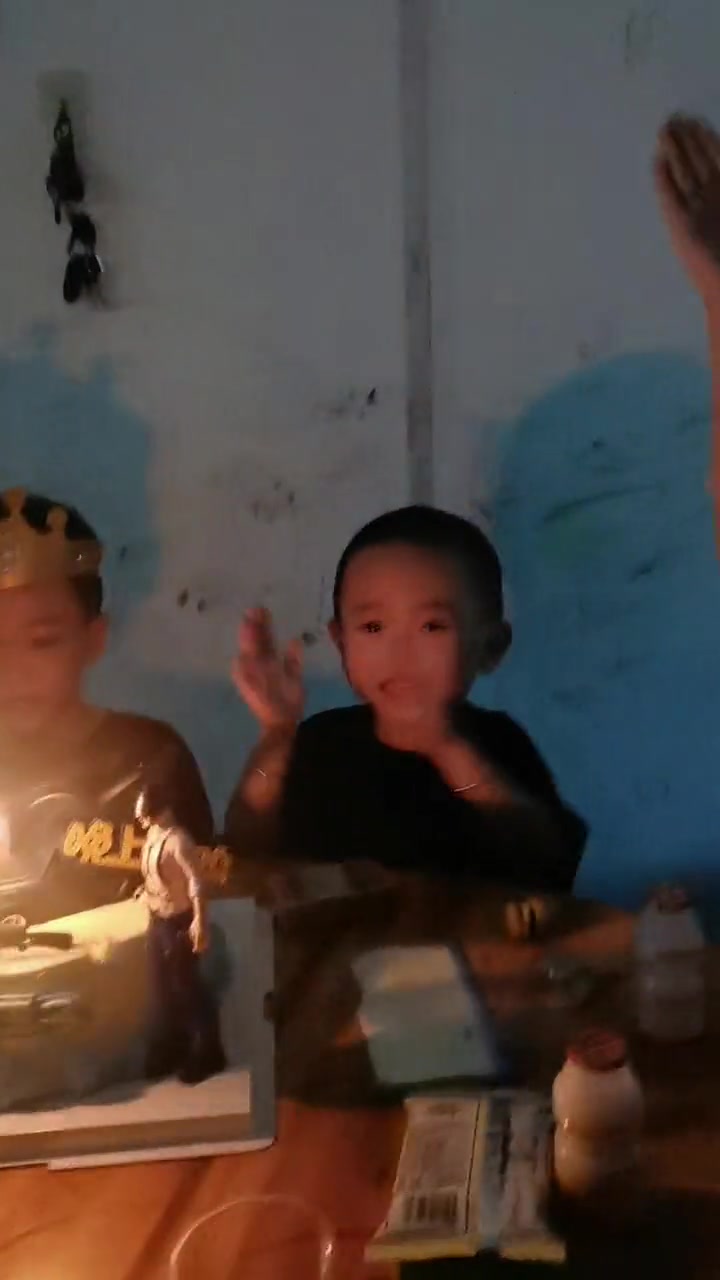 二宝七岁生日，蛋糕甜蜜，快乐成长