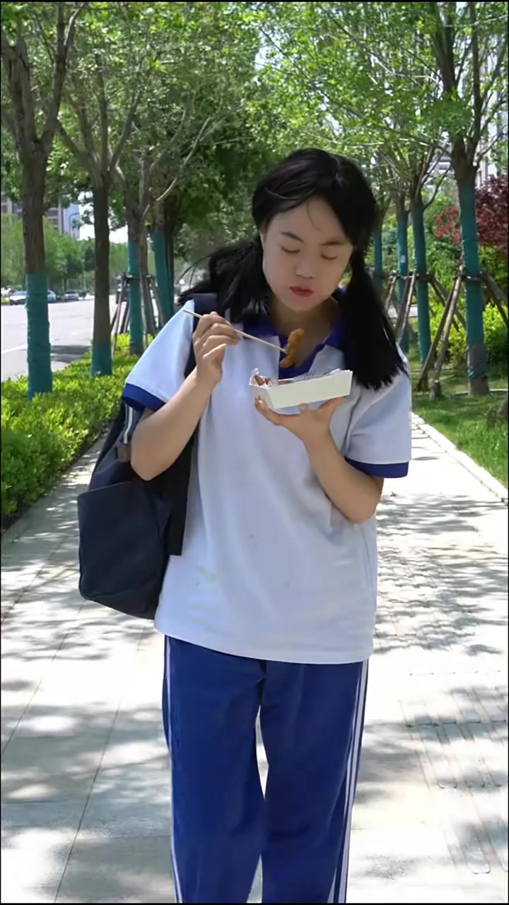 小吃摊馋死人的炸鸡柳,其实是最没技术含量的小吃,在家轻轻松松完美复刻,一点难度都没有