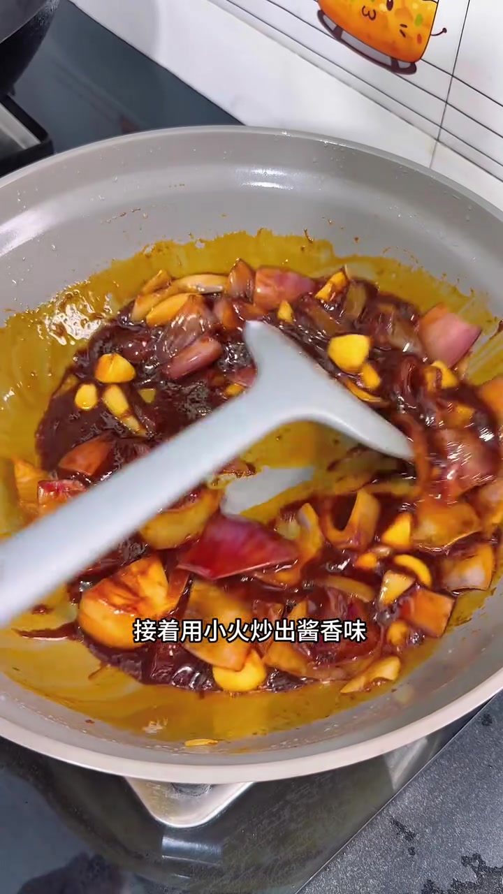 巨香的鸡翅鸡爪煲又来啦,烹饪过程包括食材处理、煎炒、炖煮等步骤,最后撒上葱花和熟白芝麻。成