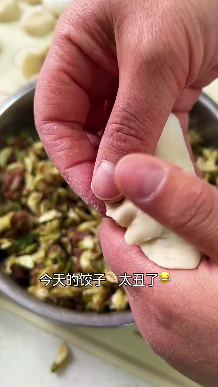 周末老大回来了必须给做点娃爱吃饺子,槐花和韭菜两种馅你们喜欢哪一个 #包饺子了 #饺子 #