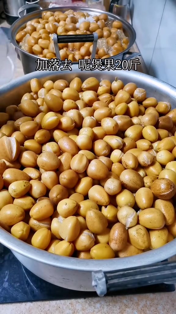 锅里堆满黄皮果和冰糖,满满家乡味道!