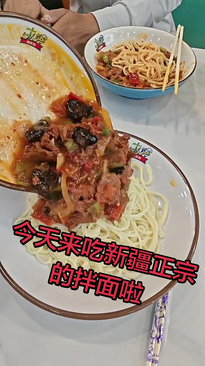 东北姑娘在新疆吃面条，面条美食之旅，哈密