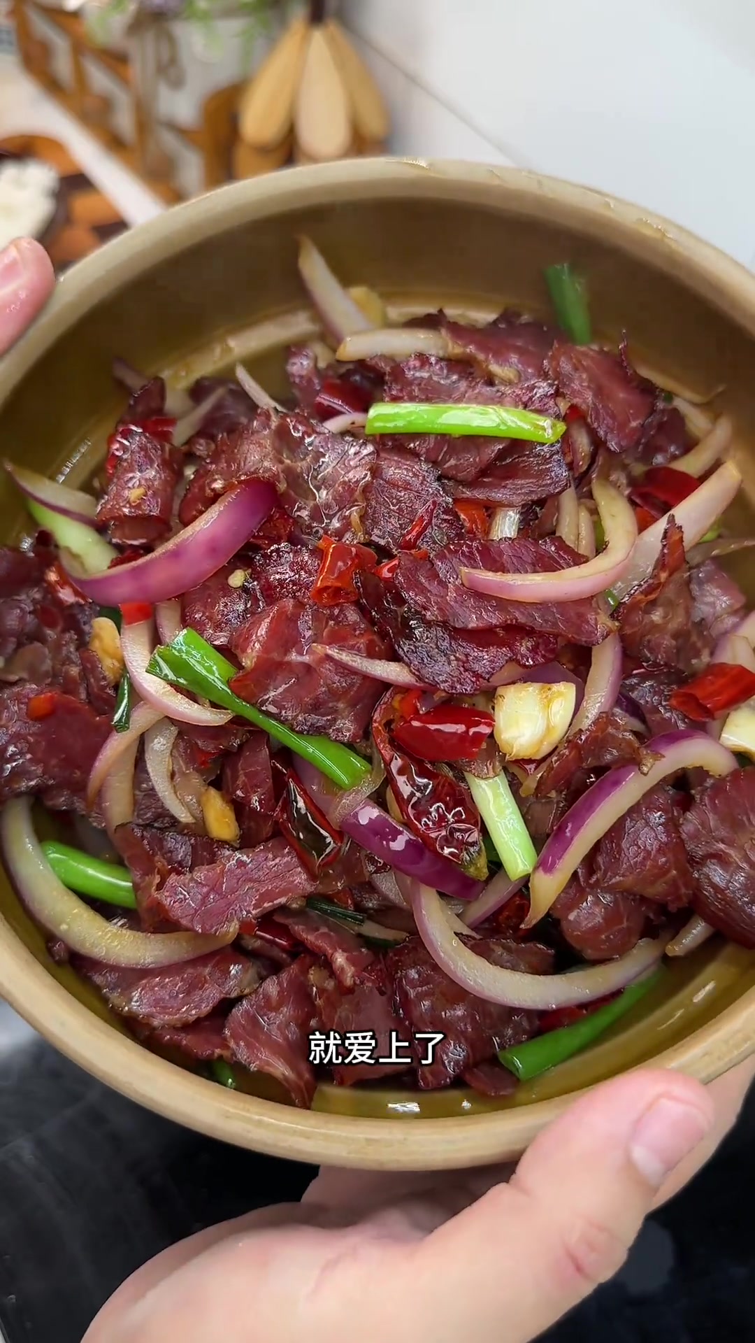 江西人爱柴火烟熏腊肉，腊黄牛肉片瘦而不柴超解馋